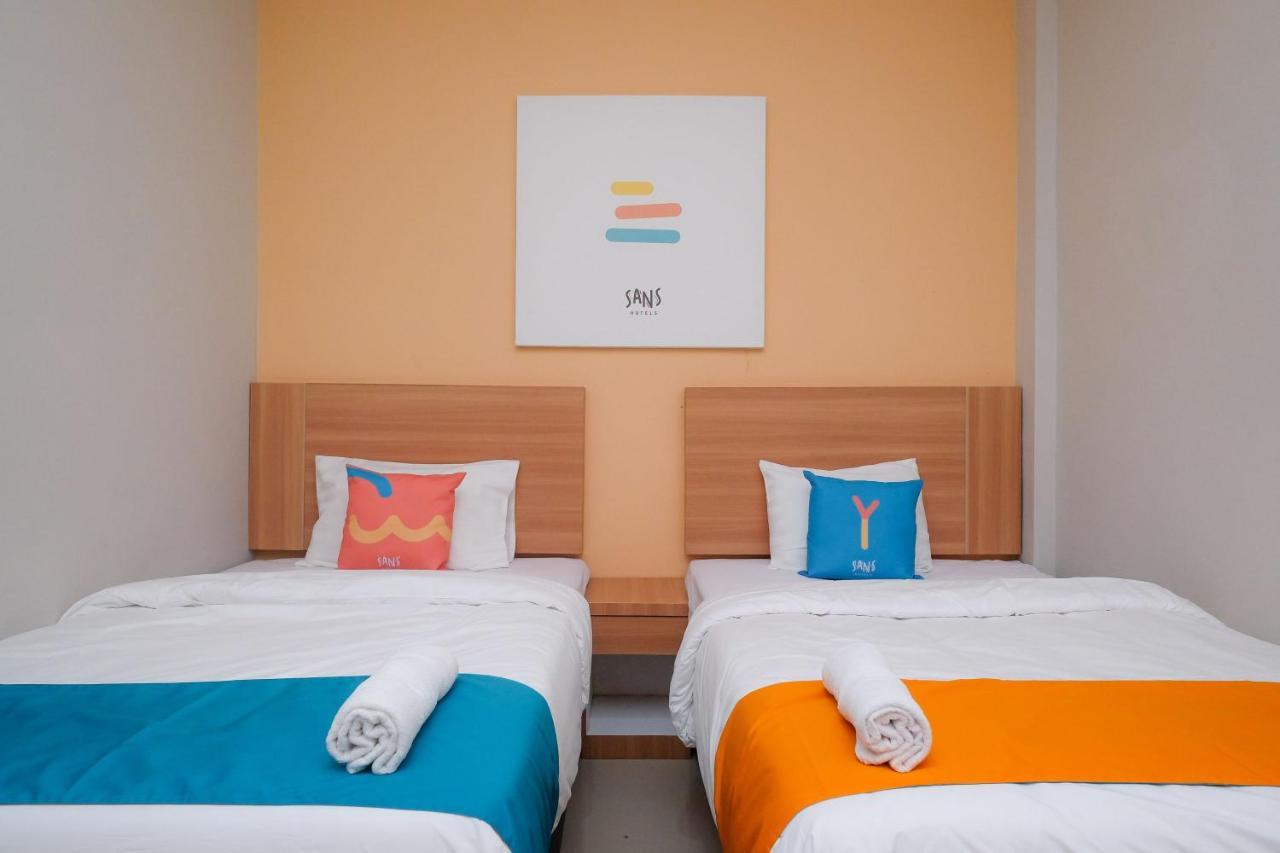 Sans Hotel Tiga Putri Semarang By Reddoorz エクステリア 写真