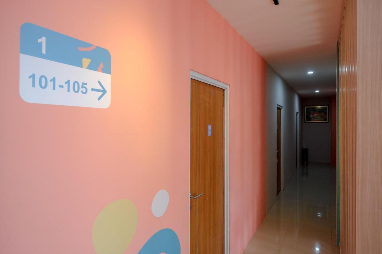 Sans Hotel Tiga Putri Semarang By Reddoorz エクステリア 写真