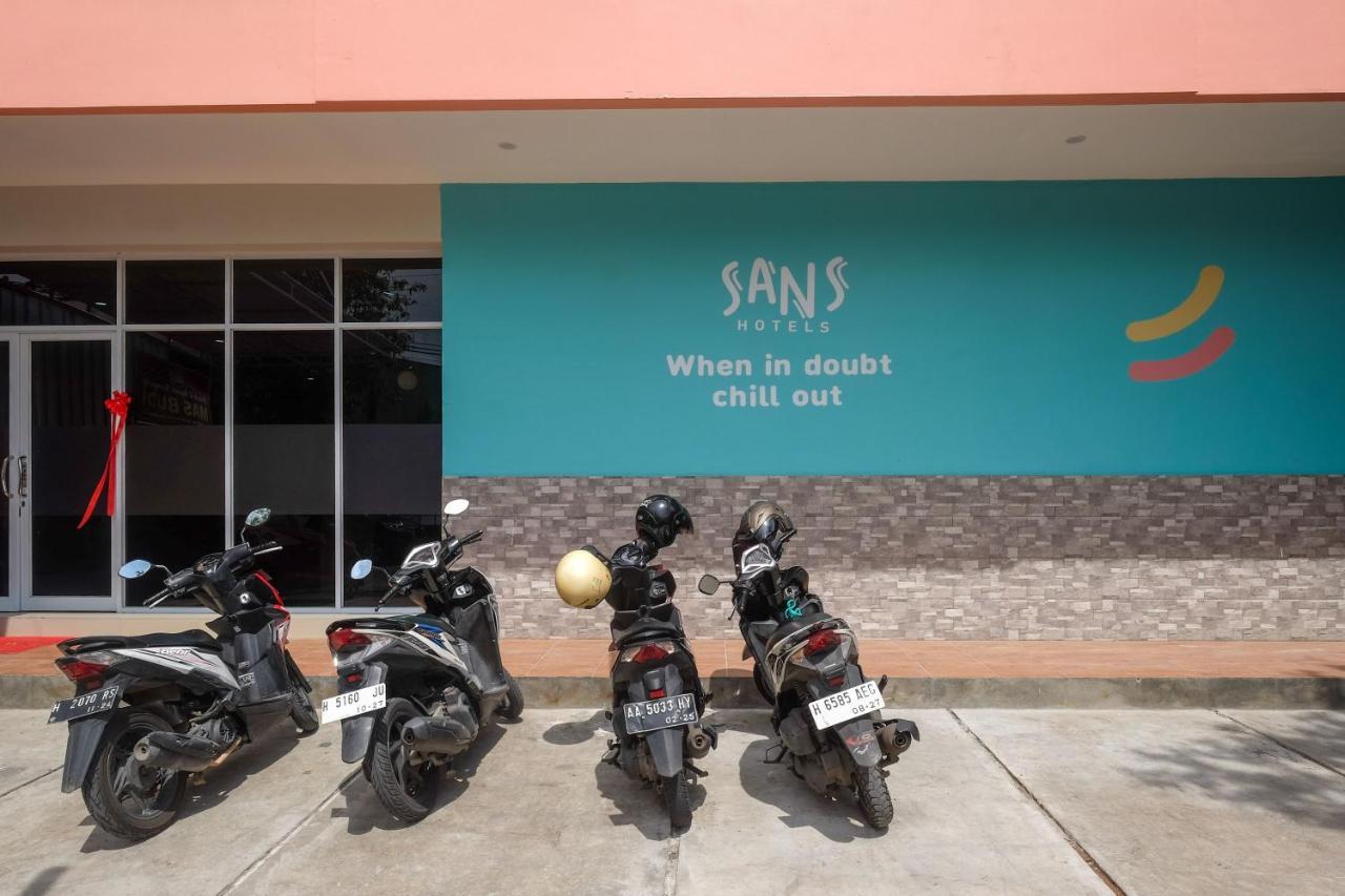 Sans Hotel Tiga Putri Semarang By Reddoorz エクステリア 写真