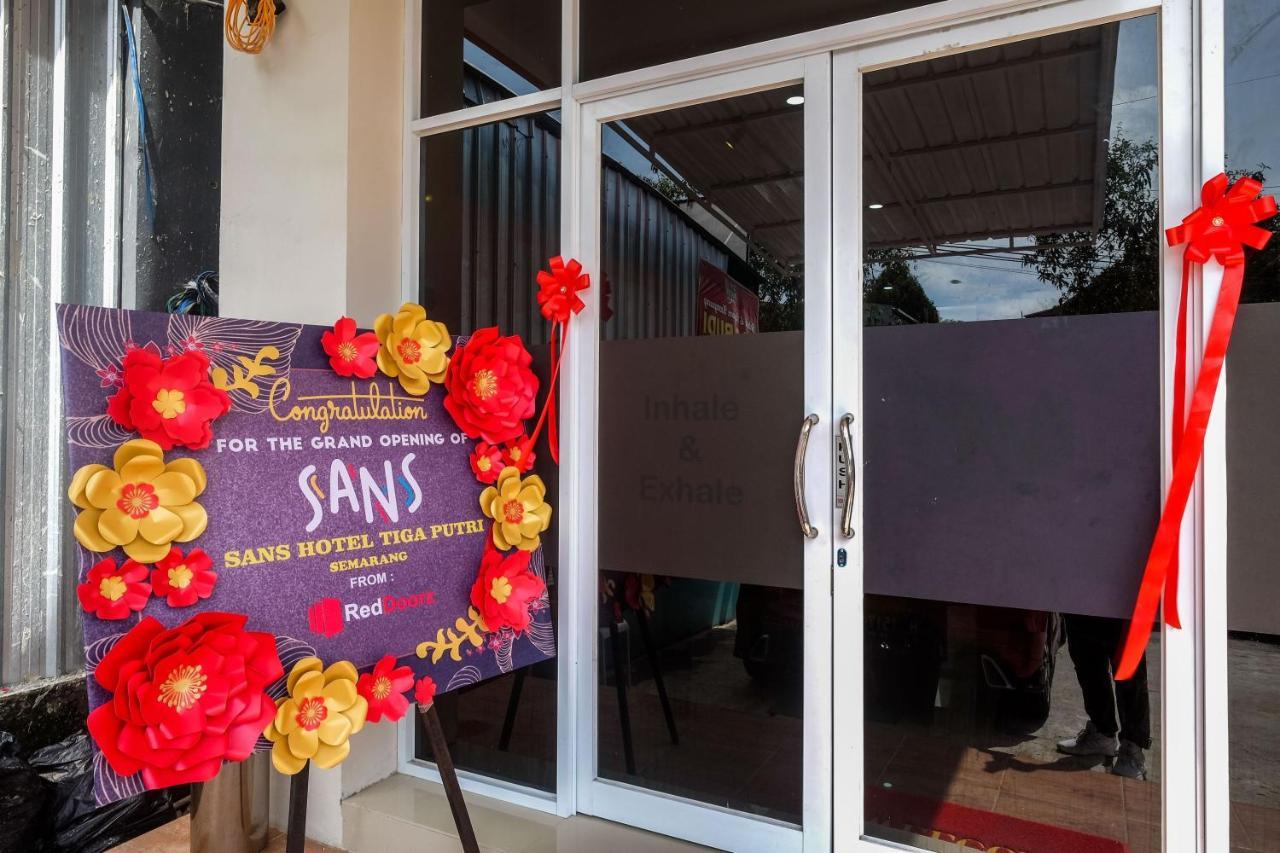 Sans Hotel Tiga Putri Semarang By Reddoorz エクステリア 写真