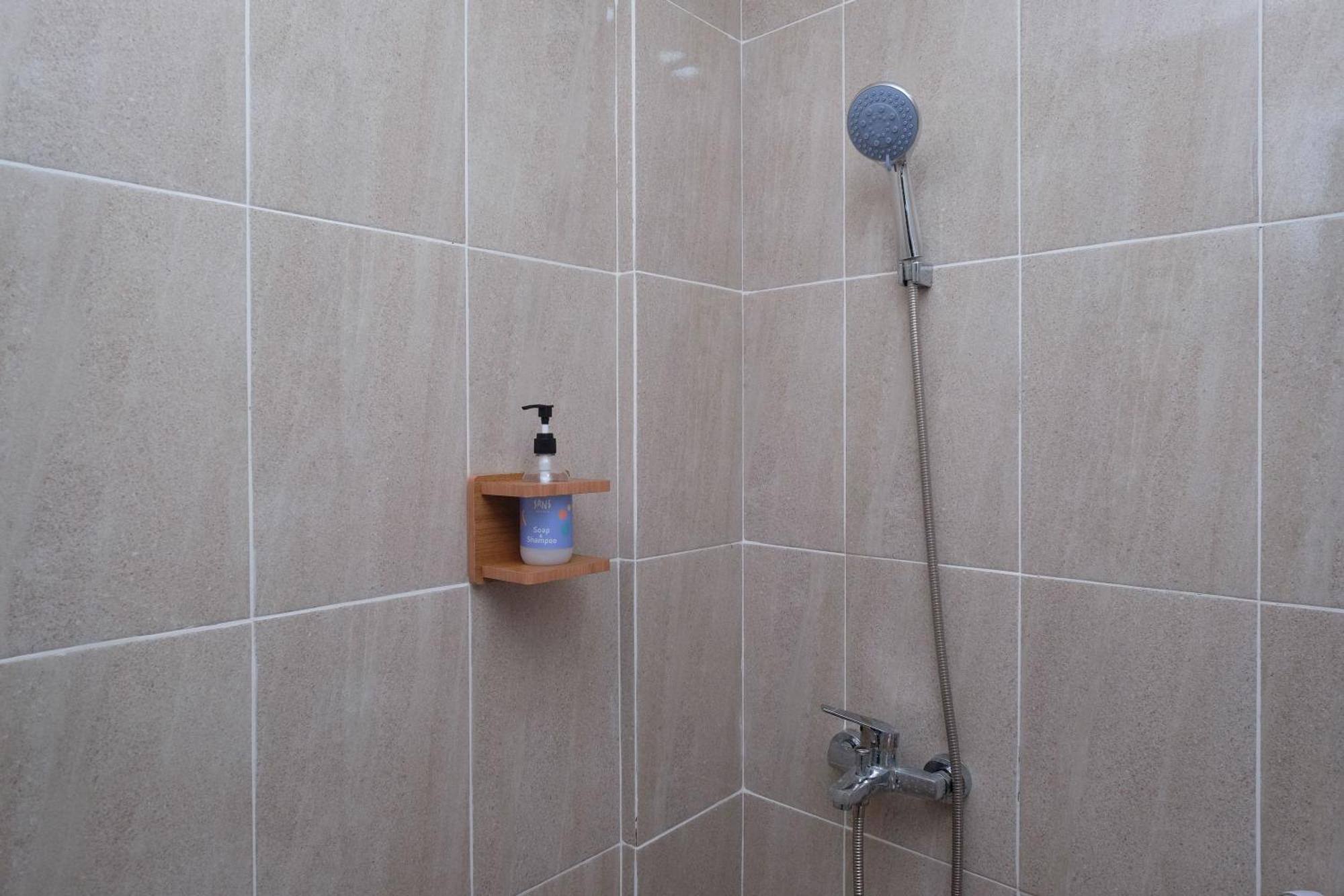 Sans Hotel Tiga Putri Semarang By Reddoorz 部屋 写真