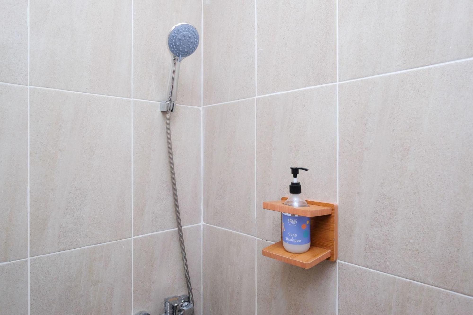 Sans Hotel Tiga Putri Semarang By Reddoorz 部屋 写真